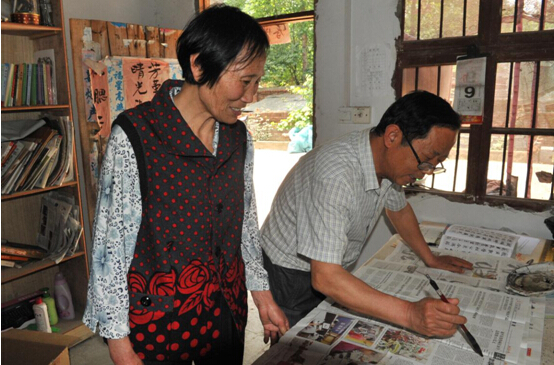 趙小參觀看丈夫練習書法，老兩口相敬如賓30年。