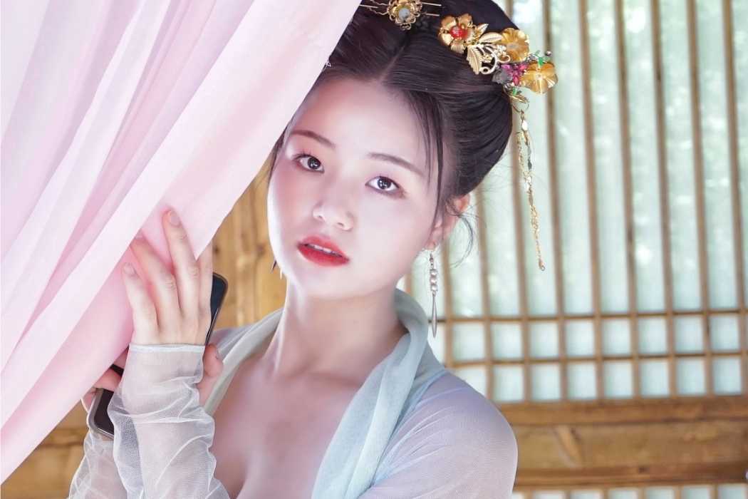 鐘子清(中國內地女演員、編劇、製片人) 鐘子清(中國內地女演員、編劇、製片人)