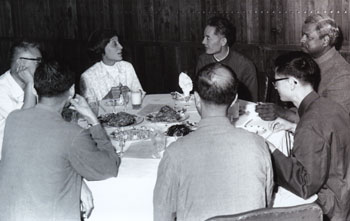謝家祥（前排左3）會見英國作家韓素音