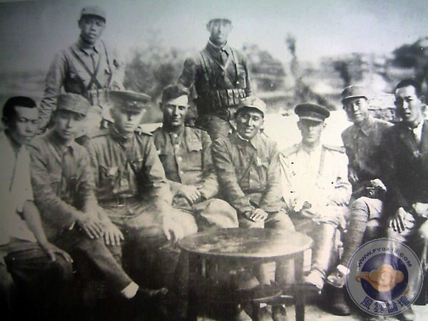 1945年，鄒大鵬（左2）