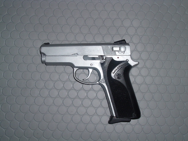 史密斯-韋森M3913 LS 9mm手槍