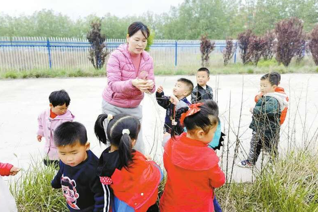 郭文艷(輝縣市西平羅鄉中心幼稚園園長) 郭文艷(輝縣市西平羅鄉中心幼稚園園長)