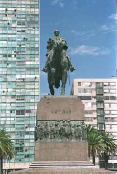 烏拉圭國父阿蒂加斯像（位於獨立廣場）