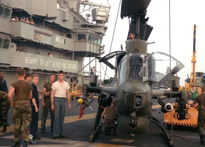 1987年瓜島號兩棲登入艦上準備起飛執行波斯灣護航的AH-1T