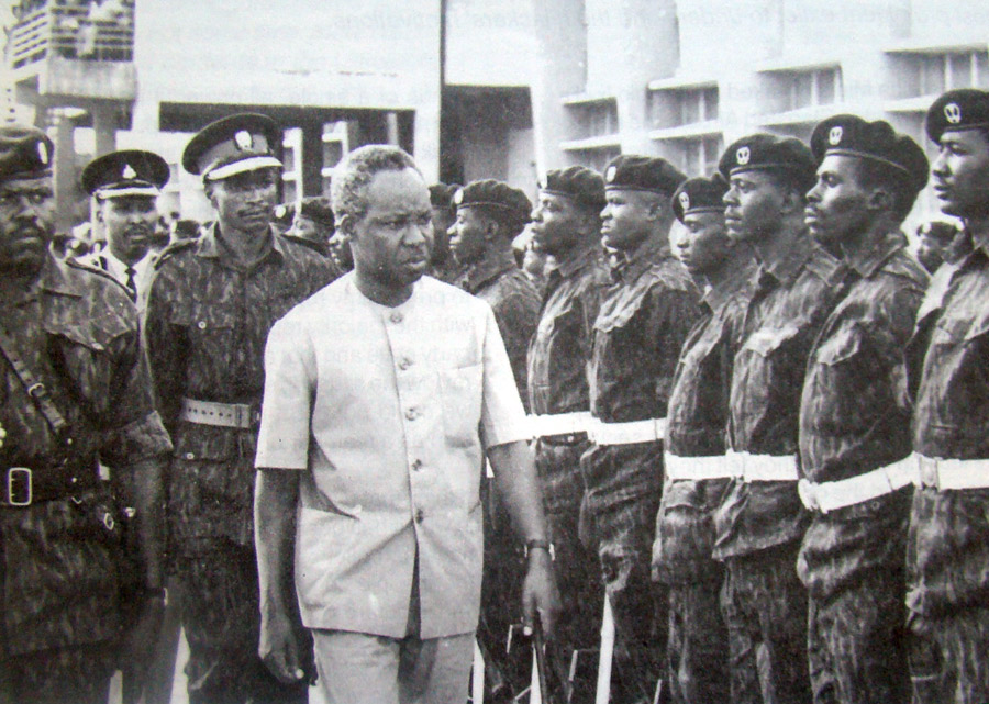 尼雷爾總統檢閱坦桑人民國防軍