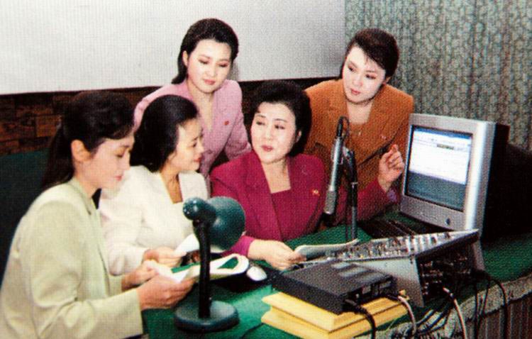 李春姬(右二)與其他工作人員