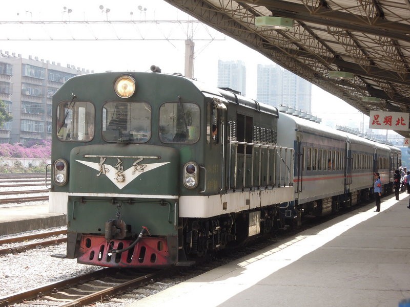 東方紅21型063號機車牽引列車在昆明北站
