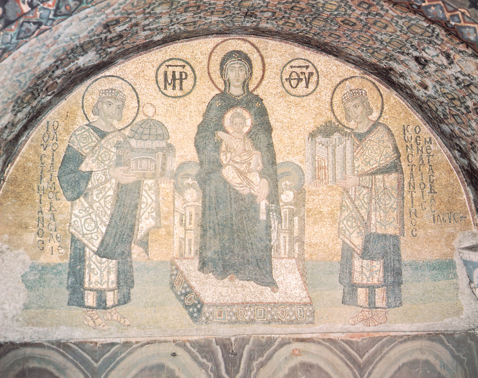 查士丁尼、聖母、聖子與君士坦丁（左起，聖索菲亞大教堂鑲嵌畫）