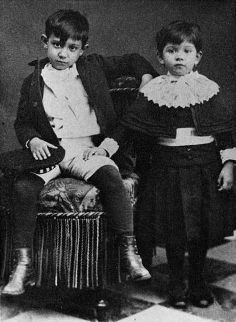 1889年，畢卡索（左）與妹妹。