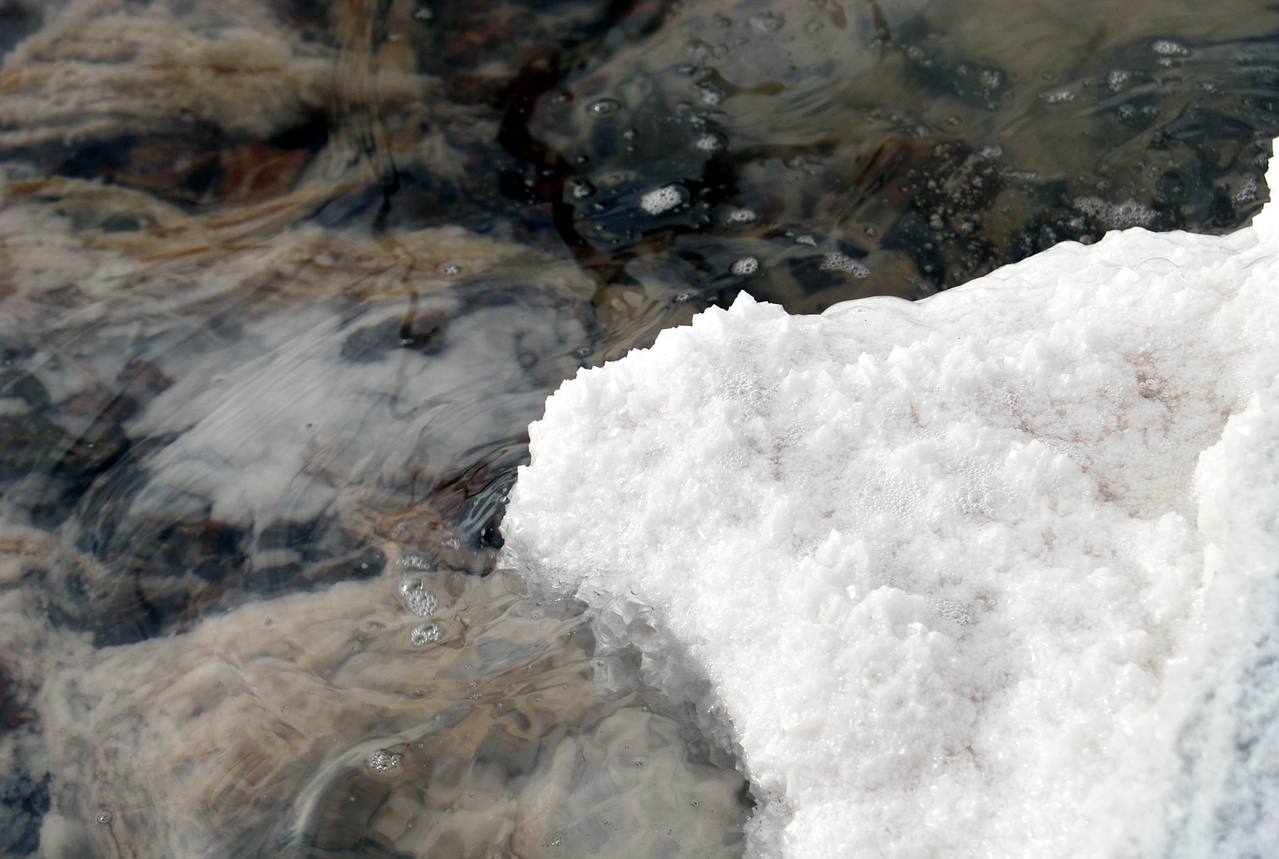 青海茶卡鹽湖滷水結晶成石鹽
