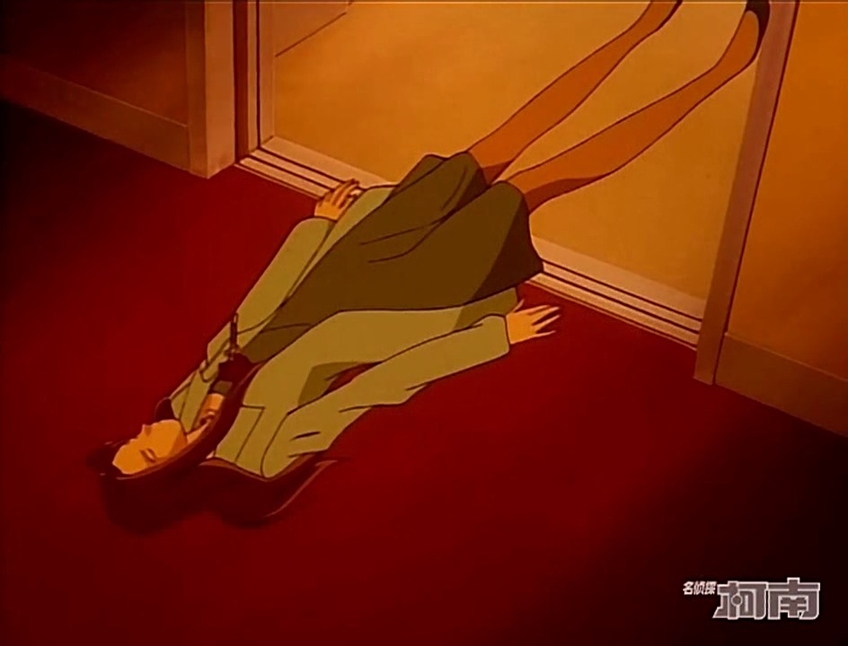 美香小姐的艷屍被兇手拖出電梯，悽慘地躺在冰冷的地板上