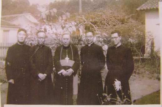 陳主教與教區神父在巴西