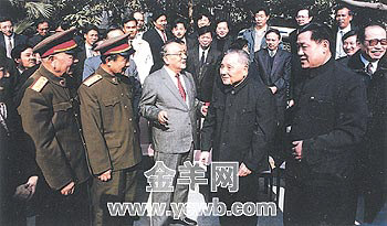 90年朱敦法與鄧小平、楊尚昆、劉華清等交談