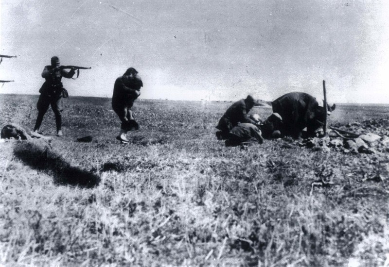 這張照片繳獲自德軍士兵，顯示了德軍對蘇聯平民的屠殺