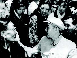 1962年江洛金陪張經武接見拉薩中學的學生