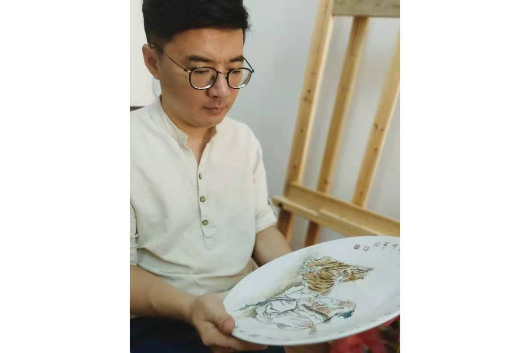 王斌(中國陶瓷藝術家協會理事) 王斌(中國陶瓷藝術家協會理事)