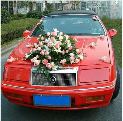 用玫瑰和百合裝飾的婚車