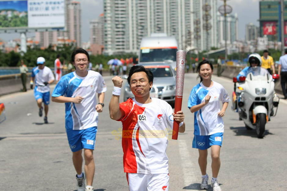 隊長王金雲正在傳遞北京奧運火炬