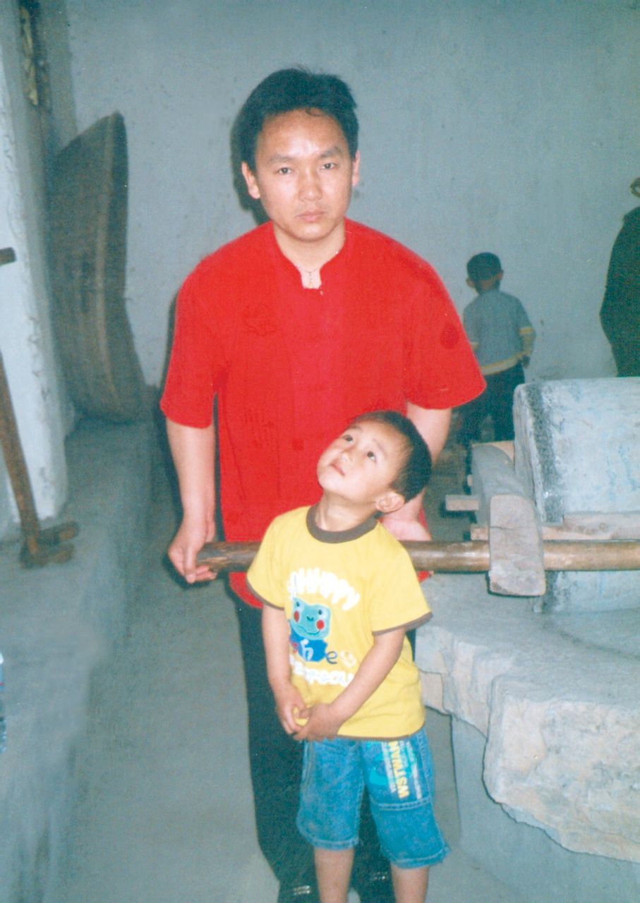 2008年5月，與兒子王煒懿在湖北襄陽市。