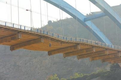 12月11日，養護工人對大橋塌陷部位進行檢查