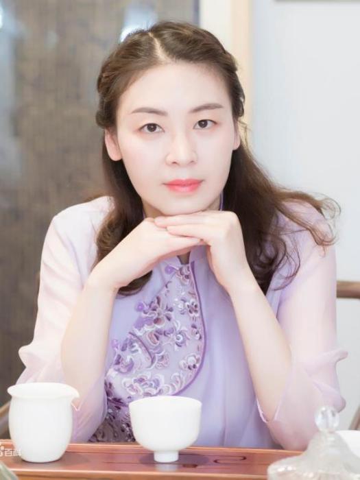 丁琪(中國當代詩人、作家,民進會員,高級人力資源師。) 丁琪(中國當代詩人、作家,民進會員,高級人力資源師。)