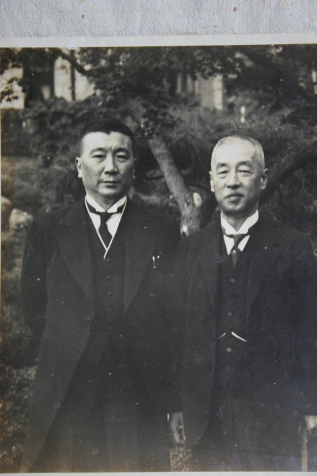 劉鴻生（左）