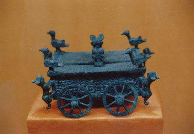 秦公墓中出土的四輪馬車模型：