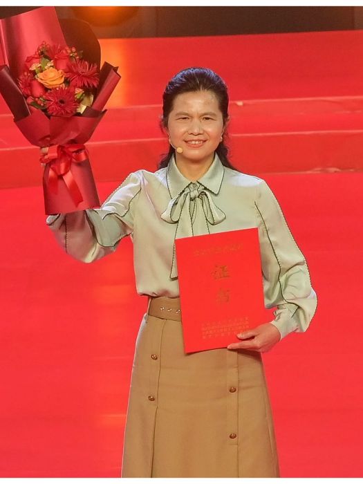 楊亞梅(重慶市忠縣忠州第四國小校數學教師) 楊亞梅(重慶市忠縣忠州第四國小校數學教師)