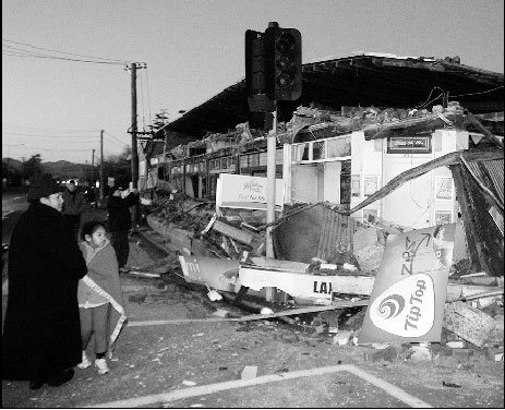 4日凌晨，當地居民在被震塌的房屋外聚集