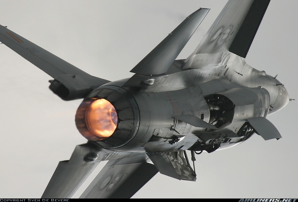 F-16戰鬥機的水平尾翼