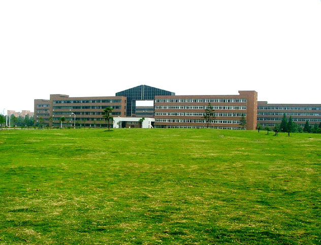 寧波大學主要教學樓及大草坪