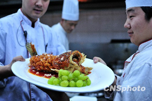 得月樓廚師展示製作完成的“松鼠桂魚”