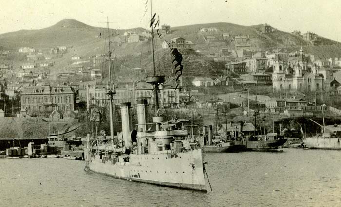 中國軍艦海容號停泊在海參崴港口