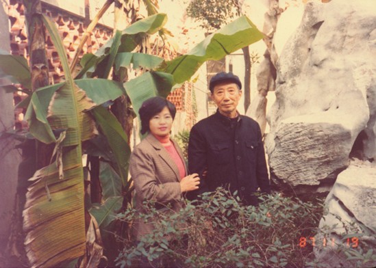 1987年與“紫砂泰斗”顧景舟合影