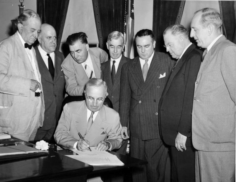 美國總統哈里·S·杜魯門簽置1946年原子能法