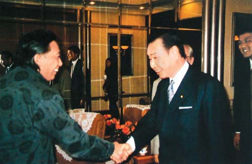 何首巫與日本前首相羽田孜親切握手