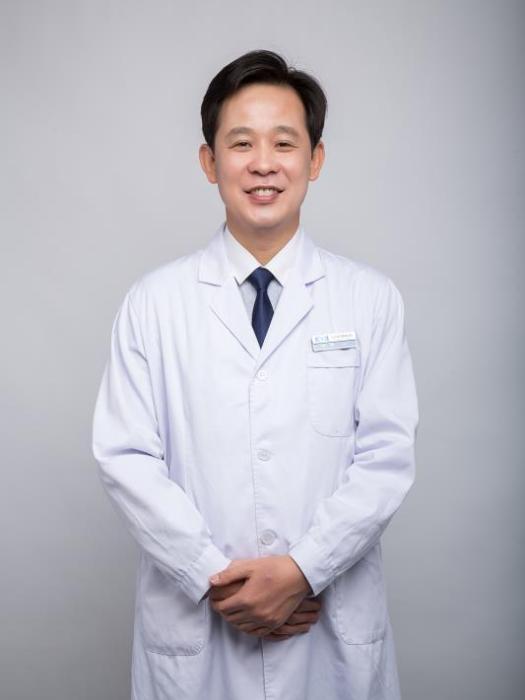 徐輝(許昌愛爾眼科醫院副院長) 徐輝(許昌愛爾眼科醫院副院長)