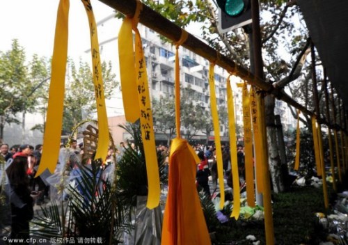 上海民眾在頭七之日哀悼火災逝者