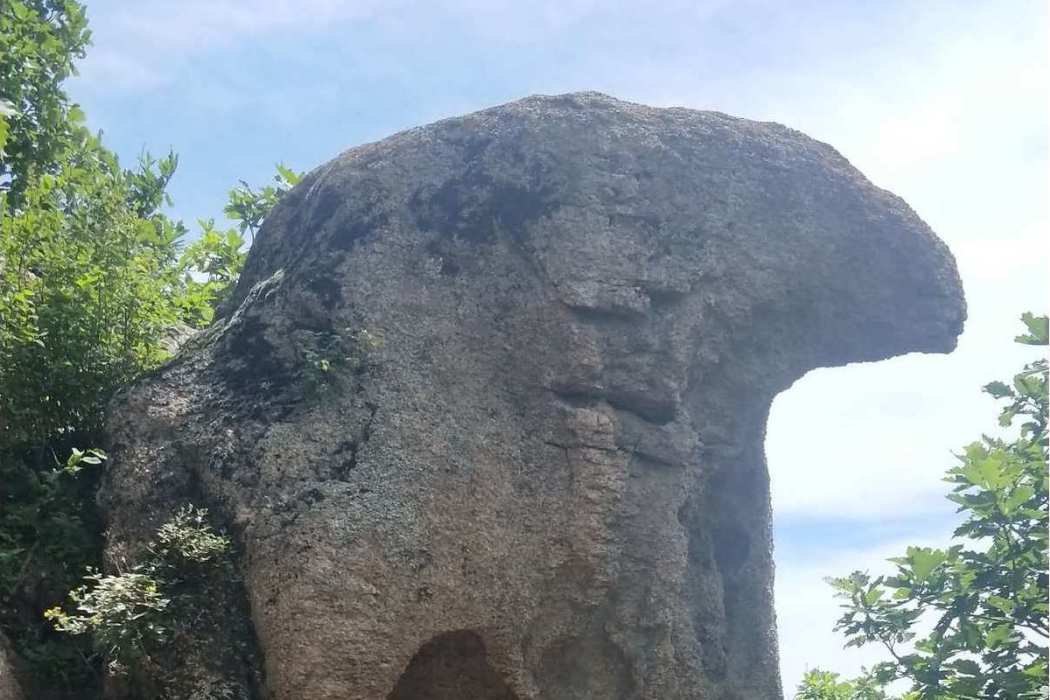 鷹嘴砬子(吉林省吉林市威虎嶺下的山脈) 鷹嘴砬子(吉林省吉林市威虎嶺下的山脈)