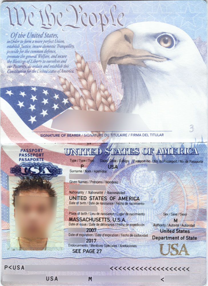 2007年發行的美國生物識別護照前兩頁