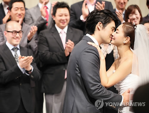 韓國女藝人陳在英結婚與老公熱吻