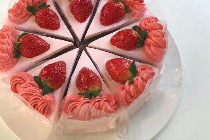 草莓冰淇淋朱古力蛋糕