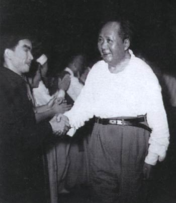 1964年演出《奇襲白虎團》後和毛主席握手