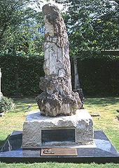 2000年修復的華萊士墓，上為木化石。