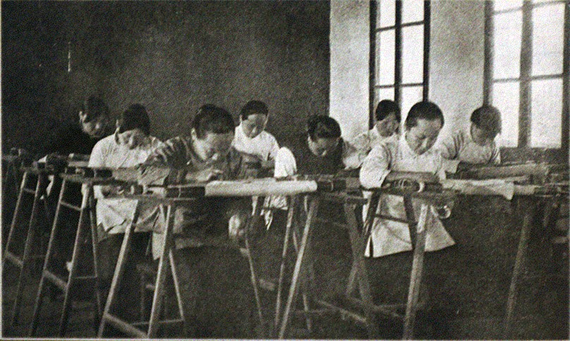 女工傳習所刺繡班在上課