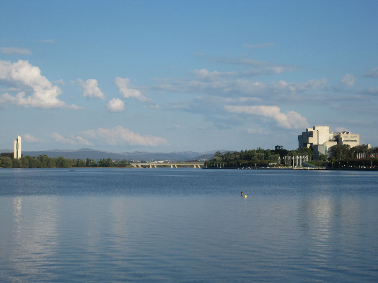 格里芬湖（編輯者2012年3月拍攝於坎培拉）