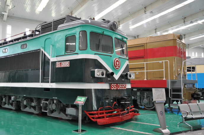保存在瀋陽鐵路陳列館的韶山1型695號機車
