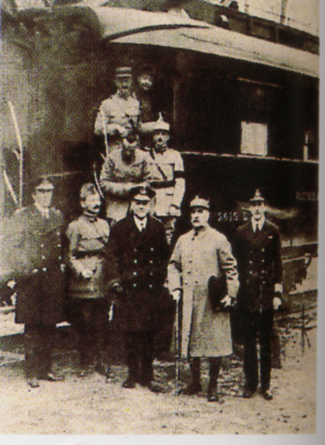 福熙將軍（前排右二）與德軍簽訂停戰協定