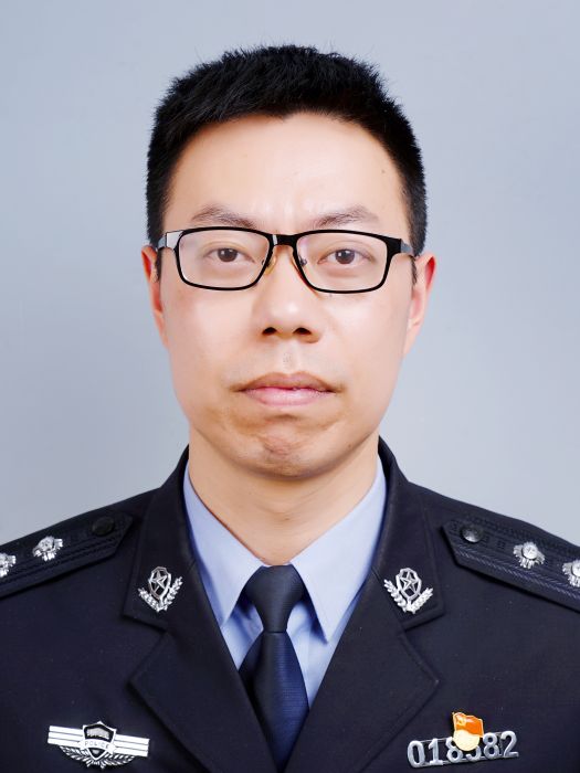 章俊(杭州市桐廬縣鳳川街道黨工委委員、派出所所長) 章俊(杭州市桐廬縣鳳川街道黨工委委員、派出所所長)