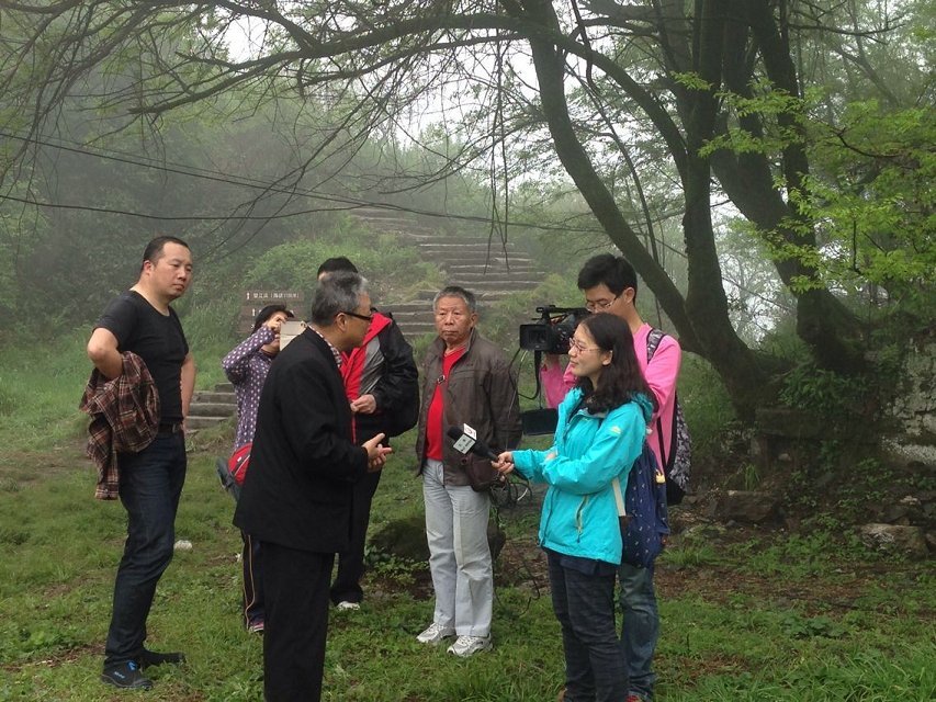 記者向當地的老學者徐海嘯採訪大洪嶺的歷史